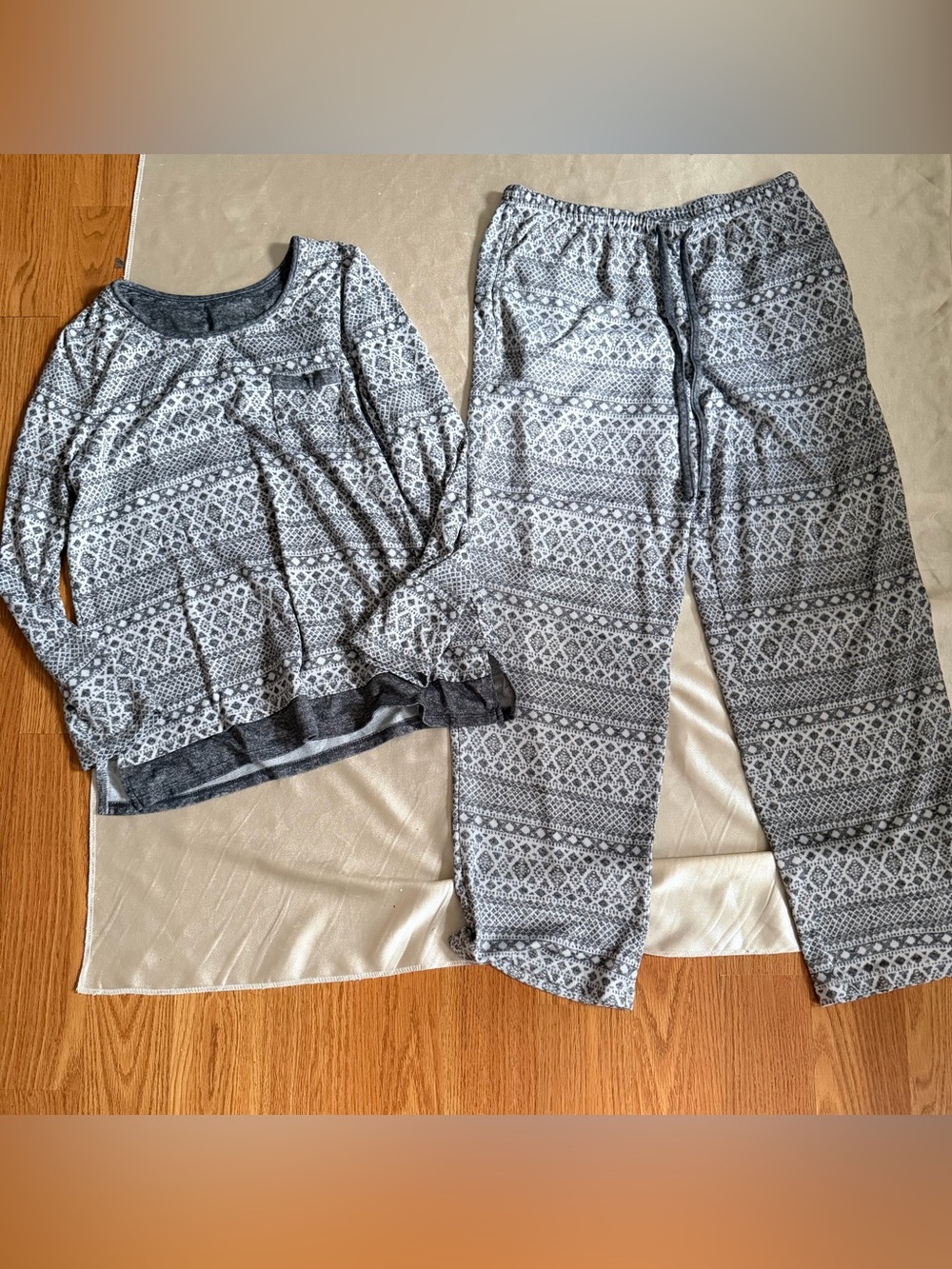Cuddl Duds Women's Printed Long Sleeve Pajama Set Medium